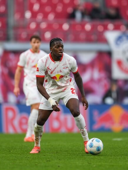 Liverpool interesado en defensa de Bundesliga a buen precio, rivaliza con Bayern y Tottenham
