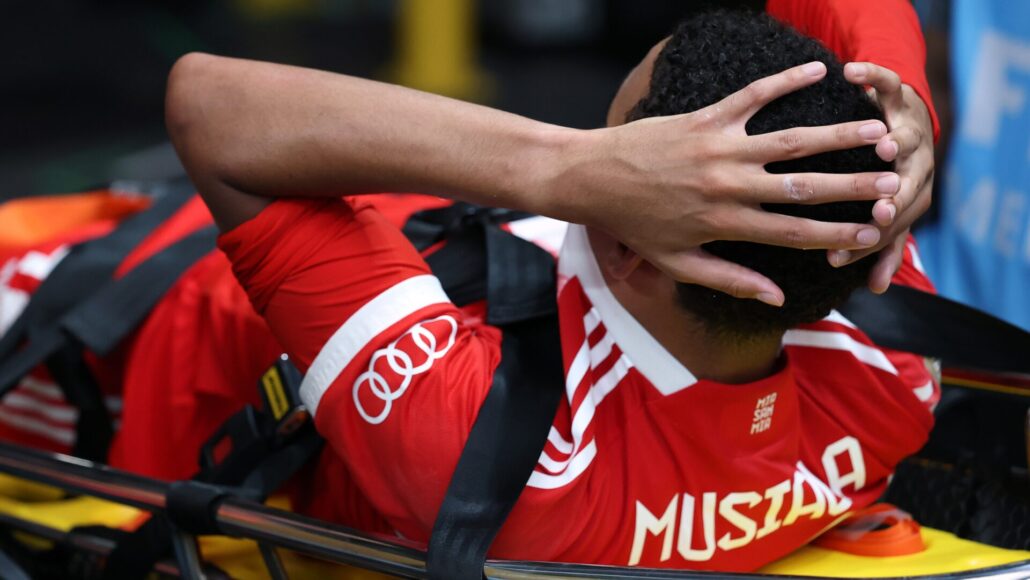 Alphonso Davies reacciona al grave accidente de Jamal Musiala en livestream