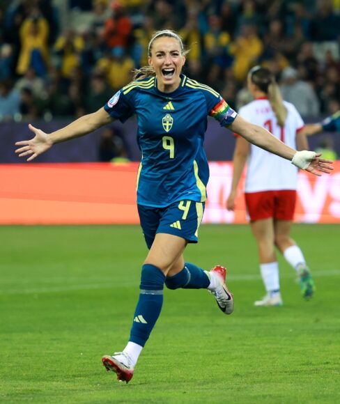 Stina Blackstenius brilla y Suecia avanza a cuartos de final de Euro 2025