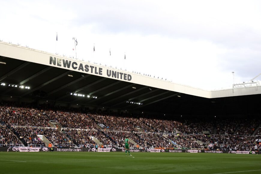 Newcastle se disculpa con aficionados tras polémica por bandera en video de kit