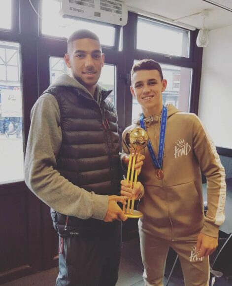 Phil Foden apoya a su amigo de la infancia en su carrera boxística en México