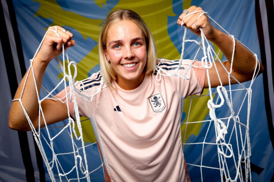 Ellie Roebuck vuelve a las Lionesses tras salida de Barcelona a Aston Villa