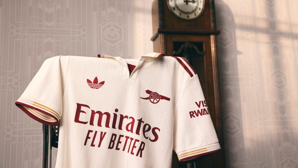 Arsenal rinde homenaje al icónico estadio Highbury con nueva camiseta 2025-26