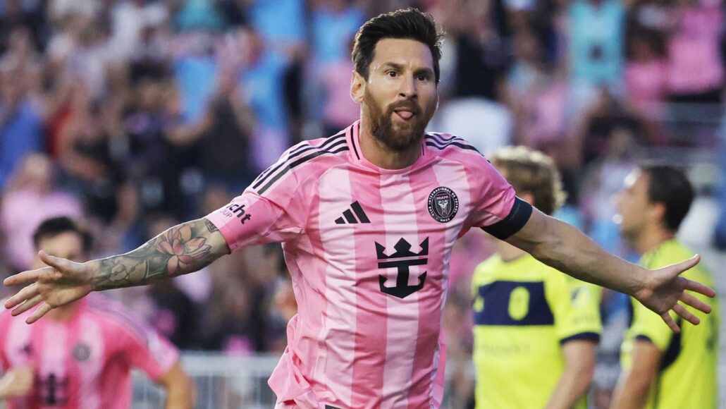 Fuerte entrenamiento del guardaespaldas de Messi colgado de un árbol
