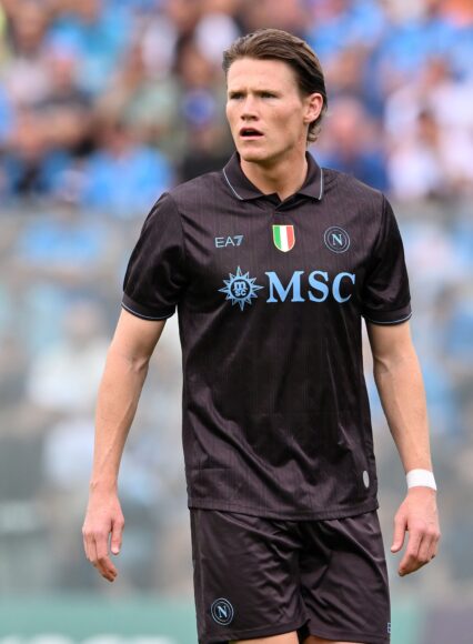 Kobbie Mainoo busca salir a Napoli, pero Manchester United lo retiene