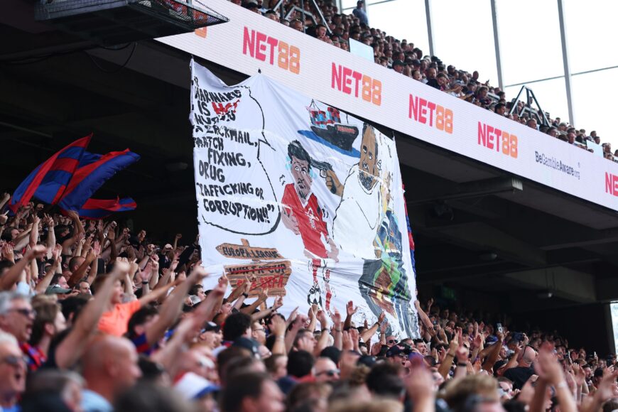 Controversia: Aficionados del Crystal Palace muestran banner sobre Marinakis y Gibbs-White