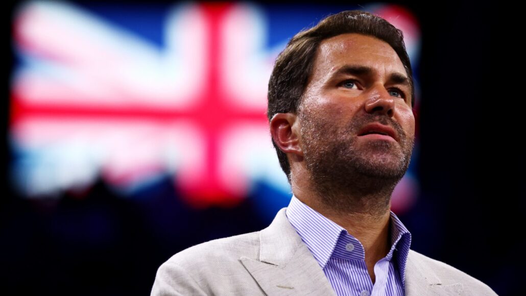 Eddie Hearn y Anthony Joshua crean agencia de fútbol, AJ se comunica con jugadores