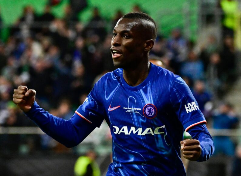 La transferencia de Isak a Liverpool frena la salida de Jackson de Chelsea