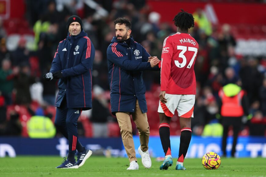 Kobbie Mainoo abierto a dejar Manchester United tras dos partidos sin jugar