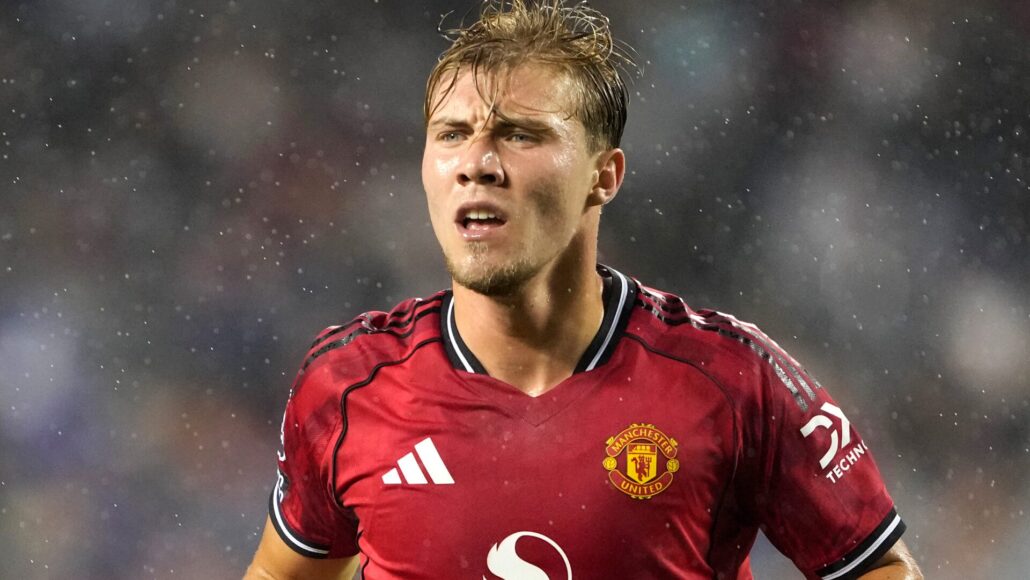 Hojlund y Sesko lucharán por un lugar en el Manchester United según exjugador
