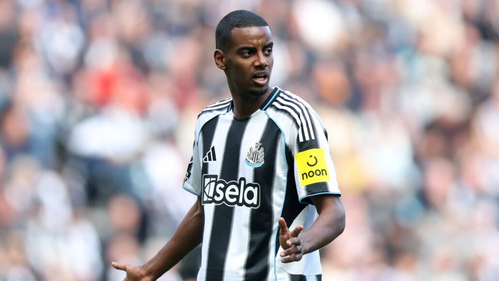 Isak criticado por su reacción tras interés de Liverpool y debe respetar contrato