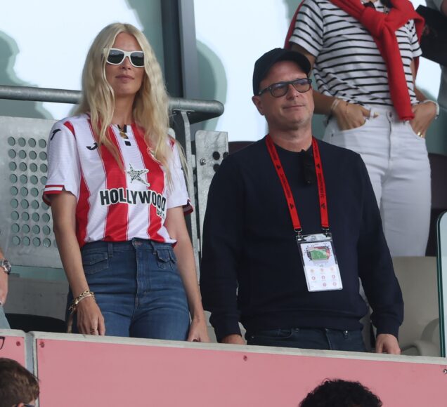 Claudia Schiffer viste camiseta del Brentford en triunfo sobre Aston Villa
