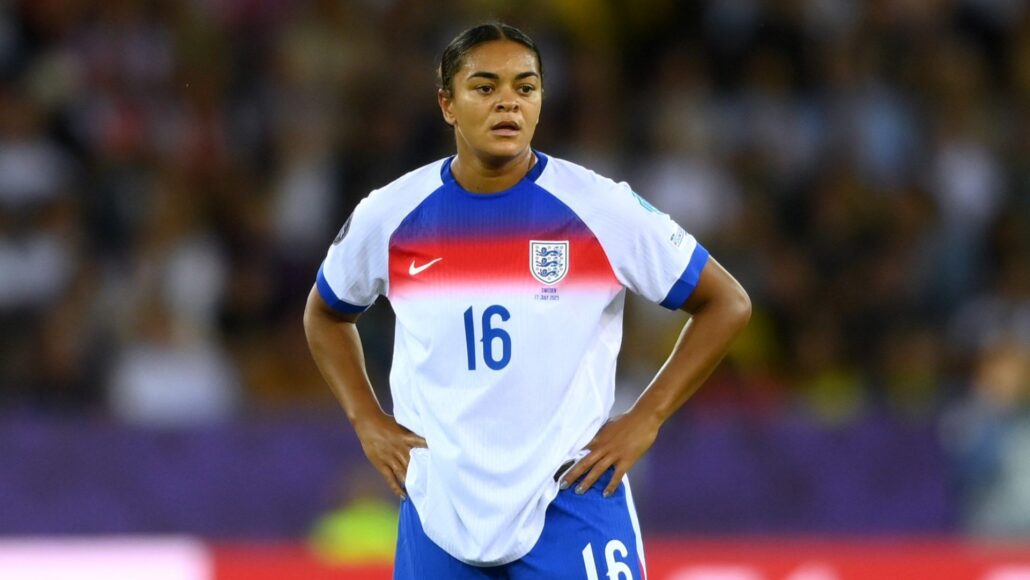 Equipos de WSL continuarán hincando la rodilla tras abuso a Jess Carter en Euro 2025