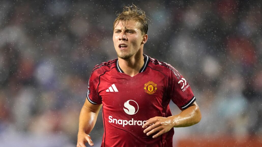 Rasmus Hojlund recibe cálida bienvenida de aficionados del Napoli en Italia