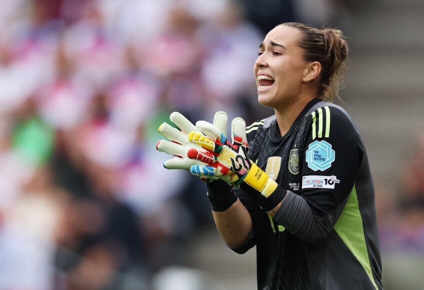 Hannah Hampton criticada por Cata Coll tras incidente con botella en Euro 2025