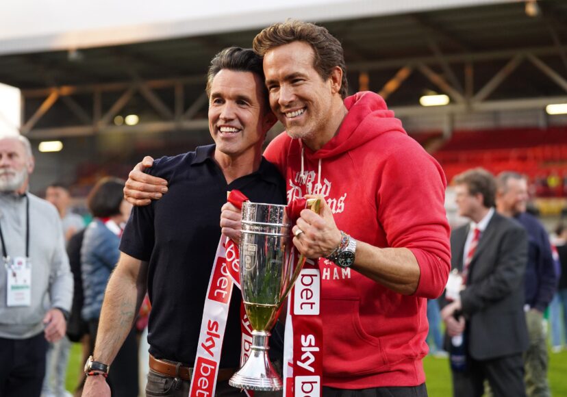 Ryan Reynolds y Rob McElhenney llegan a ver el debut de Wrexham en casa