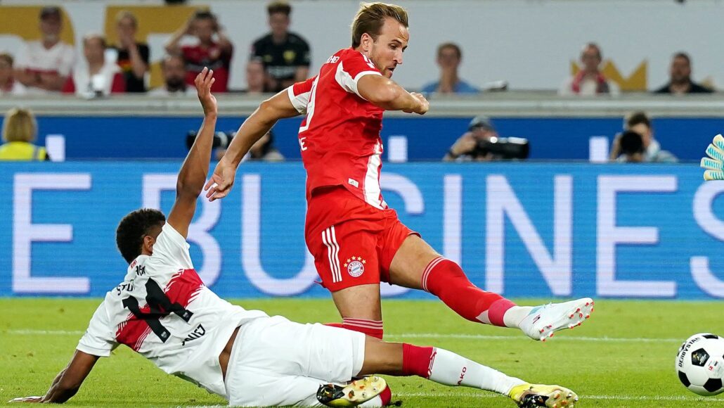 Harry Kane celebra su segundo trofeo tras la victoria del Bayern en la Supercopa
