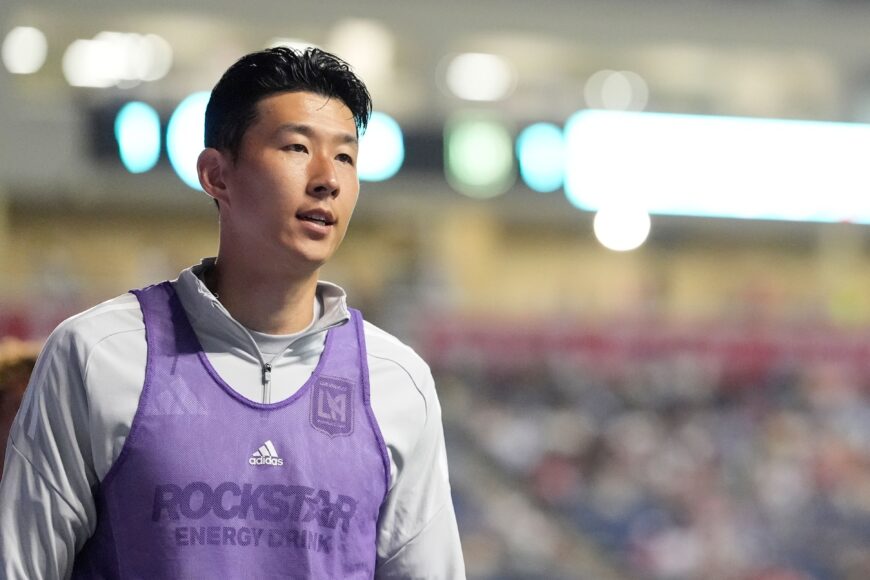 Estrellas de Los Angeles Rams saludan a Son Heung-Min de LAFC