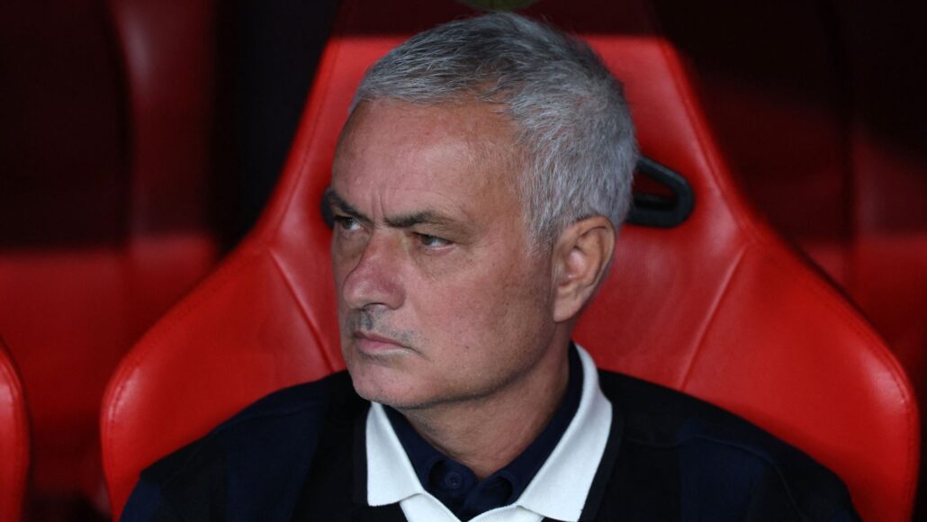 José Mourinho en el aeropuerto de Estambul tras ser despedido de Fenerbahce