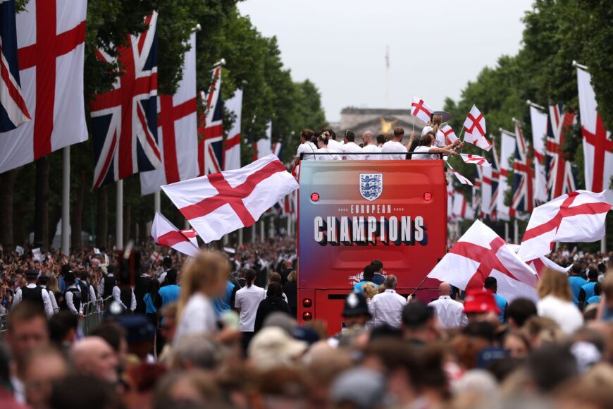 Lionesses celebradas en partidos de EFL tras triunfo en Euro 2025