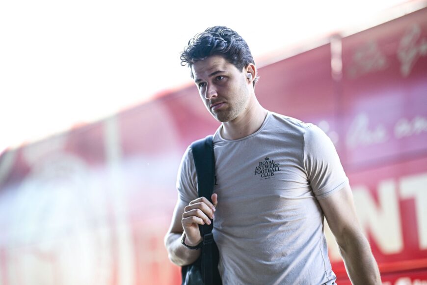 Manchester United mejora oferta por Senne Lammens, negocia términos personales