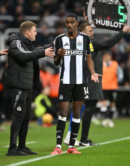 Isak excluido del día familiar de Newcastle por la postura de Eddie Howe