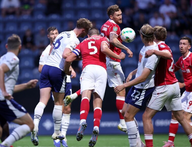 Kieffer Moore guía a Wrexham hacia un posible duelo en Premier League