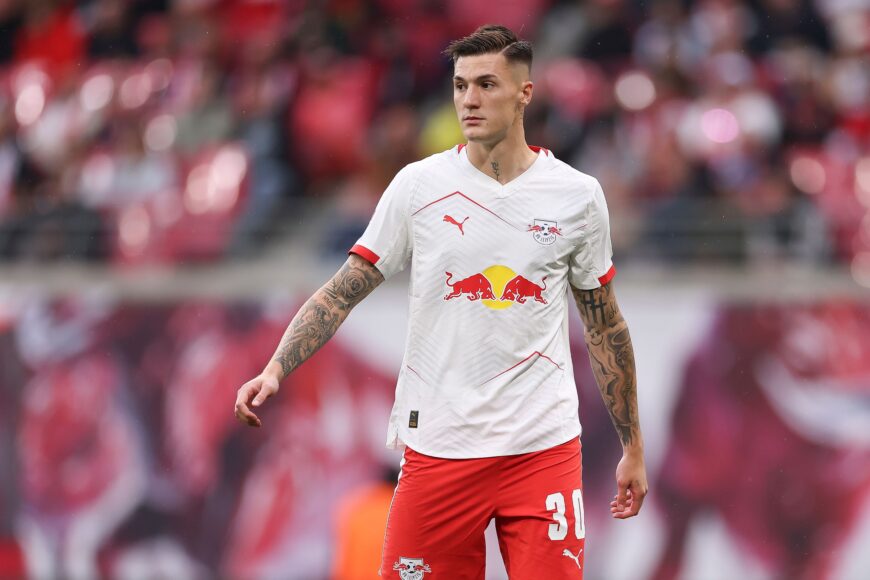 Benjamin Sesko reduce su salario para asegurar su traslado al Manchester United