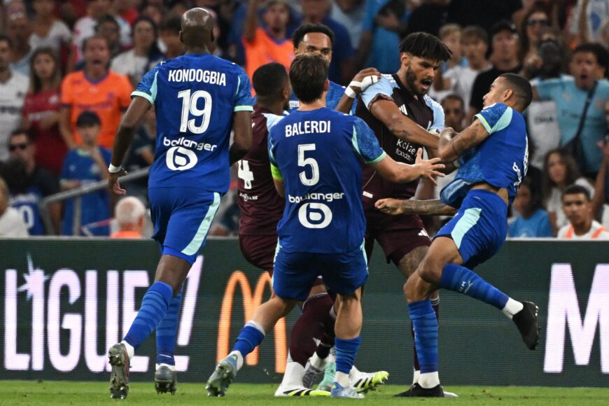 Confrontación entre Mason Greenwood y Tyrone Mings en amistoso Aston Villa