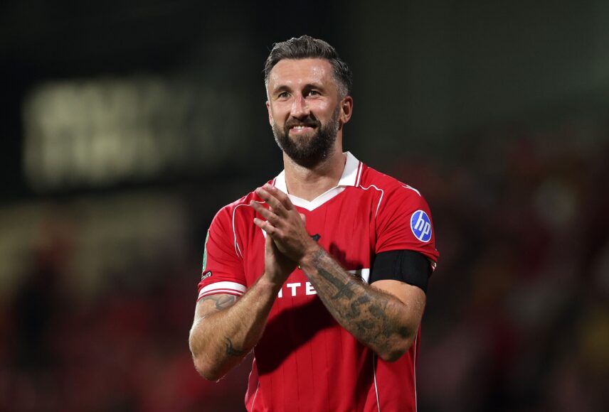 Wrexham despide a una leyenda tras la salida de Ollie Palmer y Reynolds