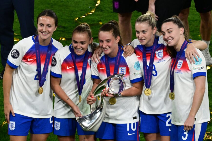 Ella Toone se compromete con Joe Bunney en Ibiza tras hazañas en Euro 2025