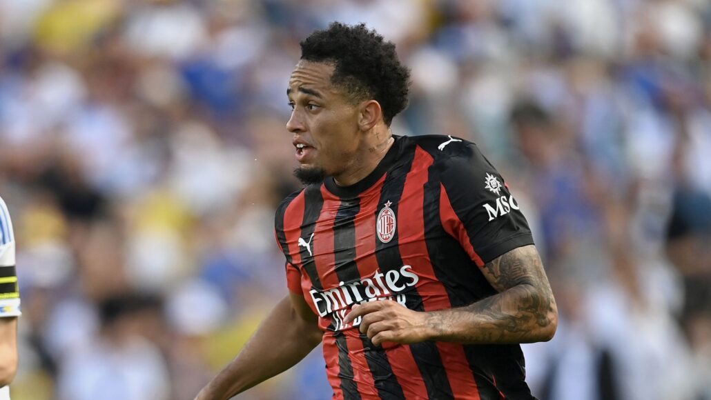 Leeds se interesa por delantero del AC Milan tras cerrar trato con Calvert-Lewin