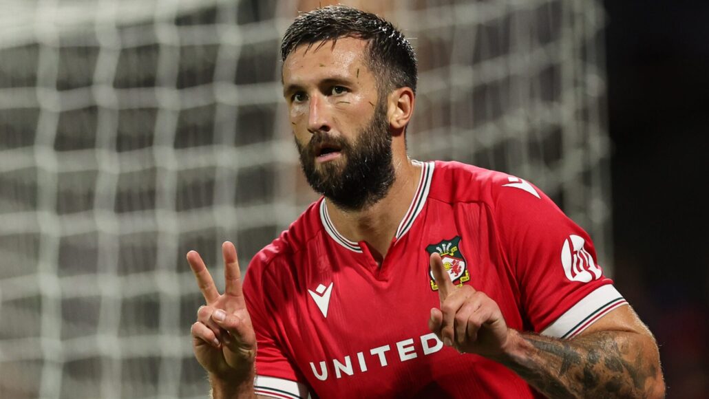 Phil Parkinson excluye a dos héroes de ascenso de Wrexham antes del inicio