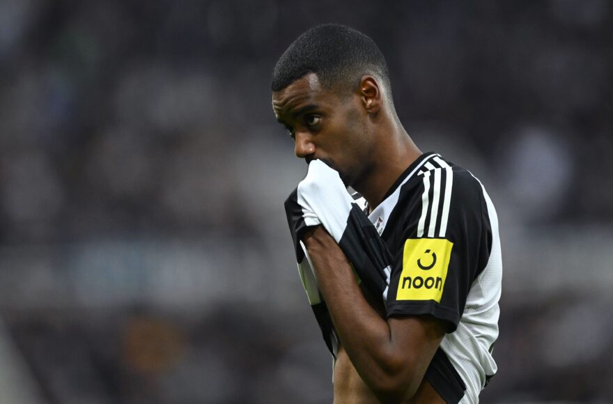Michael Owen defiende a Alexander Isak ante críticas en medio de rumores de Liverpool
