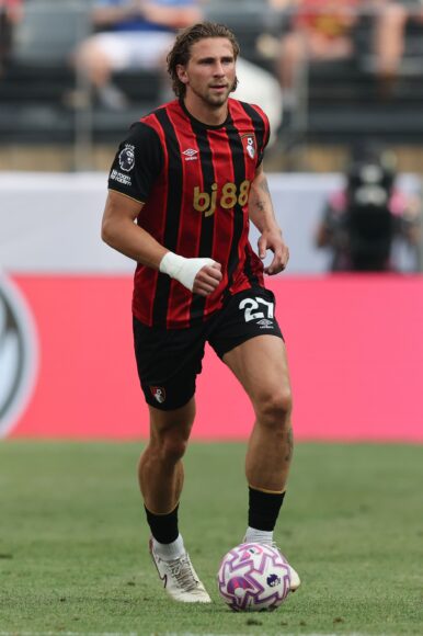 PSG y Bournemouth en desacuerdo por tarifa de transferencia de Illia Zabarnyi