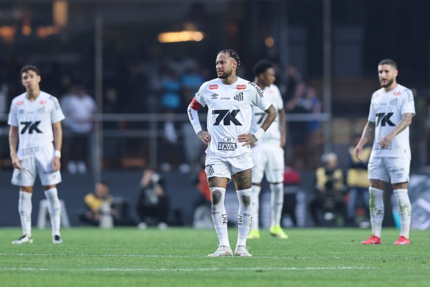 Neymar llora tras la derrota de Santos frente a Vasco en la Serie A
