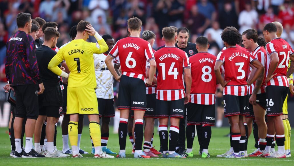 Exentente entrenador de Premier League charla tras dura derrota en la Championship