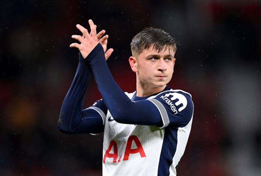 Tottenham celebra el nuevo contrato de su prodigio en su cumpleaños 18