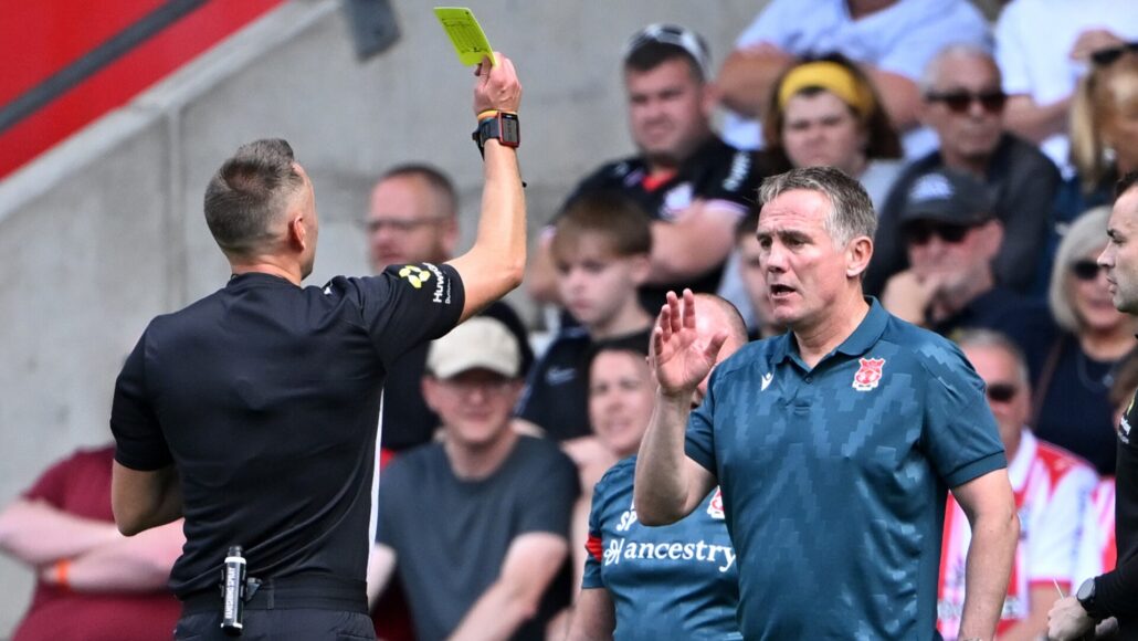 Wrexham sufre en la Championship: Southampton casi se queda con 10 jugadores