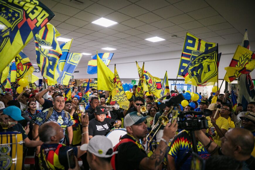 Allan Saint-Maximin agradece a 200 fans en su llegada a México para Club América