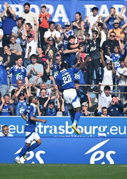 Propietarios del Chelsea criticados por ultras de Estrasburgo por falta de independencia