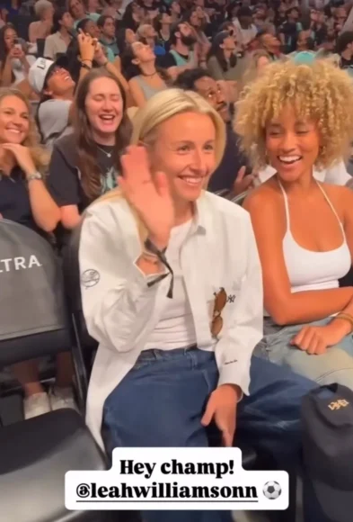 Leah Williamson y Elle Smith brillan en el jumbotron durante partido en Nueva York