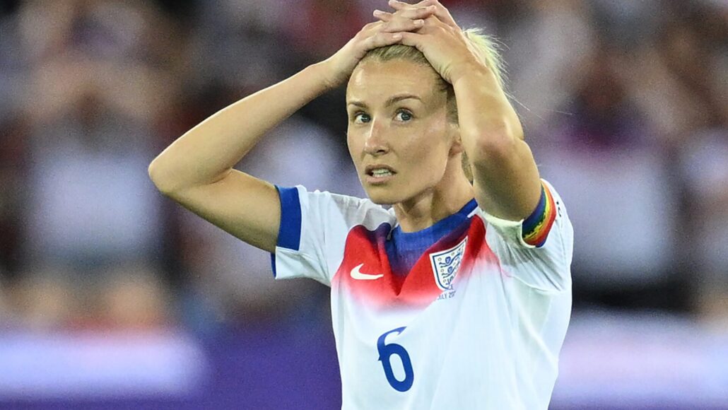 Leah Williamson estará fuera al inicio de la WSL tras cirugía de rodilla