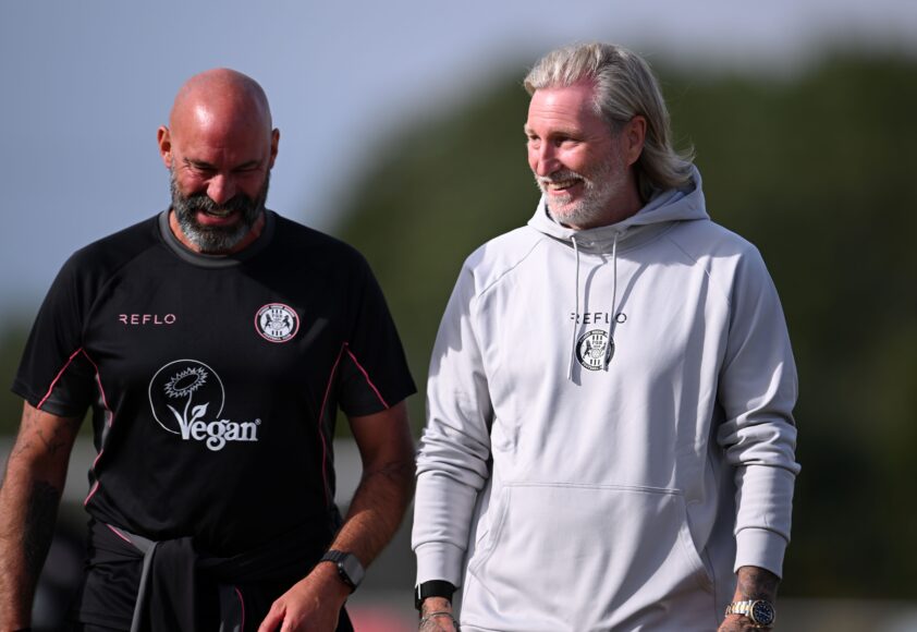 Robbie Savage realiza cuatro cambios en el primer minuto de partido