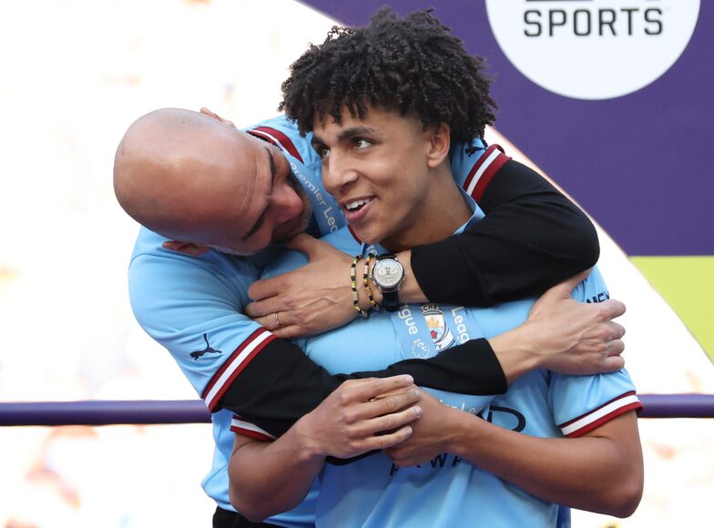 Rico Lewis renueva contrato con Man City tras destacar en el equipo de Guardiola