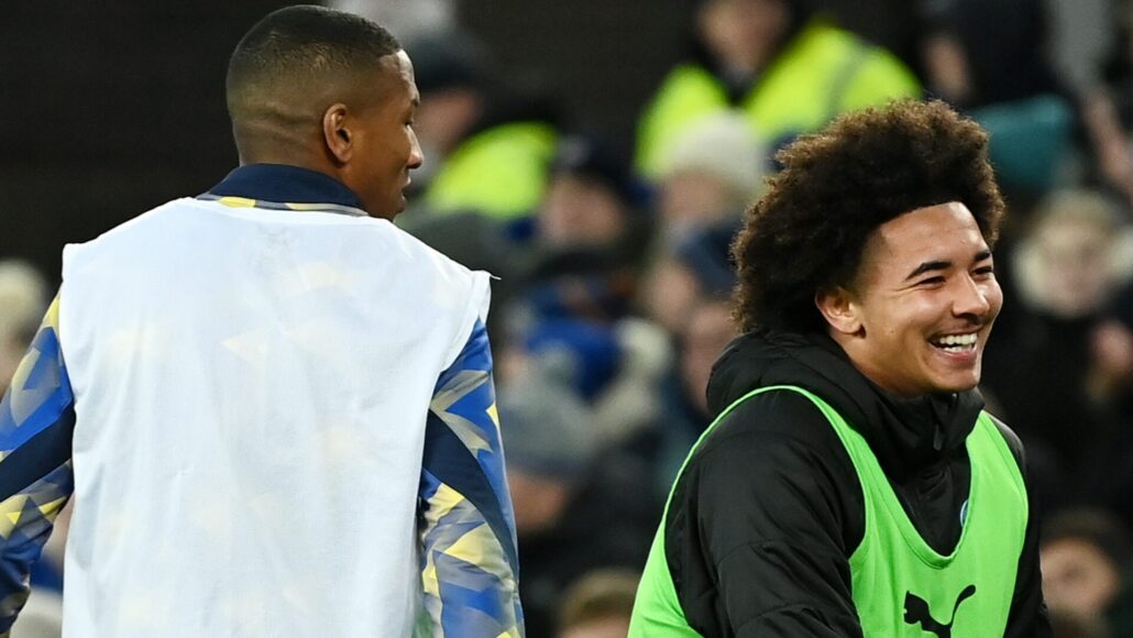 Ashley Young y su hijo Tyler buscan hacer historia en el Championship