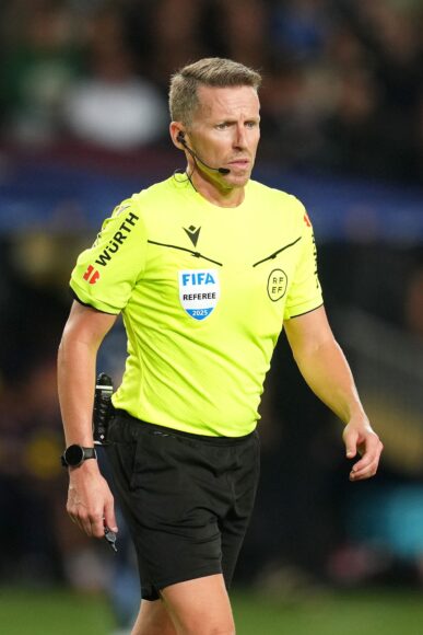 Barcelona se beneficia de error arbitral antes del gol contra Real Sociedad