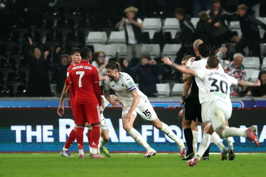 Postecoglou burlado tras la derrota del Nottingham Forest ante Swansea 3-2