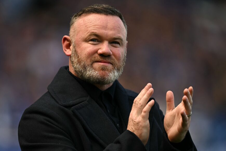Wayne Rooney sorprende con un golazo en el partido de leyendas de fútbol