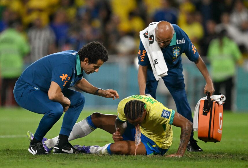 Joao Pedro de Chelsea vomita en el campo tras choque con Gabriel Martinelli